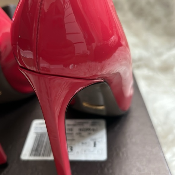 Gucci Gloria Pump on Shocking Pink